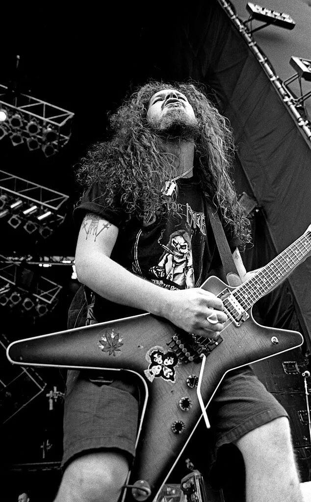 Даймбэг даррелл гитарист пантеры. Даймбэг даррелл. Darrell "dimebag" abbott. Darrell "dimebag" abbott. Pantera гитарист.
