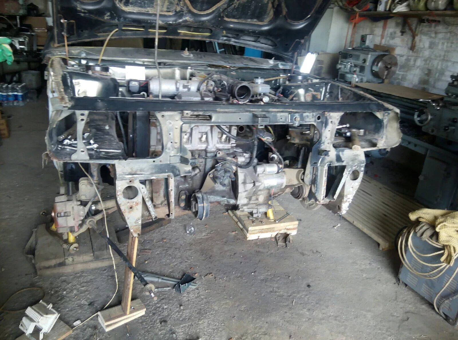 Стоит замена телевизора. Нижняя часть телевизора ваз 2115. Рамка радиатора 21099. Приора 2008 замена телевизора. Задний телевизор ваз 21099.