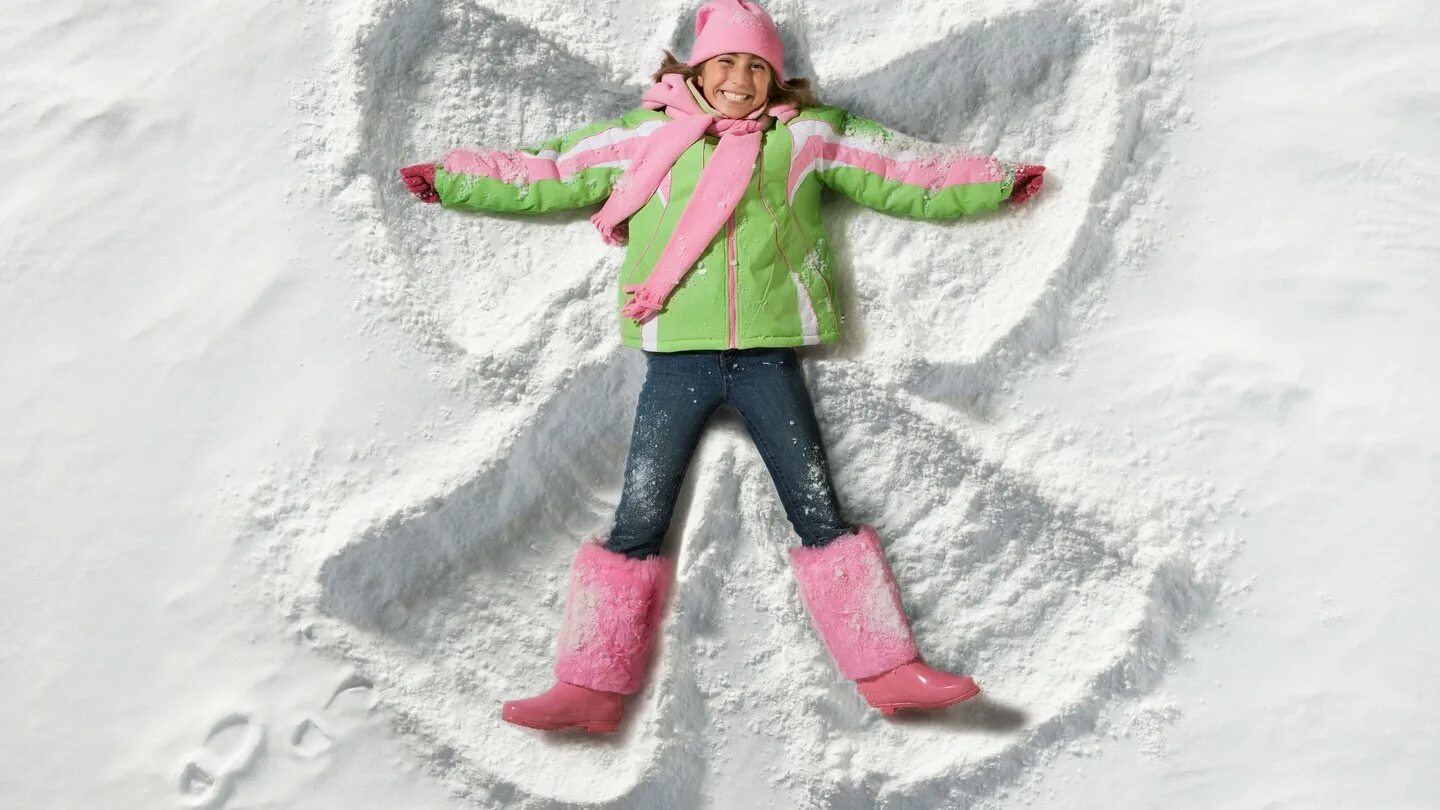 Снежный ангел. Ангел на снегу. Ангелочки на снегу. Дети в снегу.