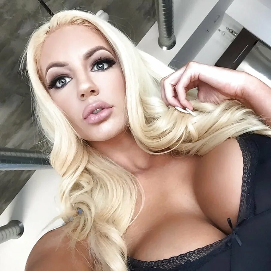 Blonde bimbo. Николетт Шиа. Николетт Шиа 2020. Никалетташея.