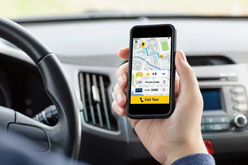 Call a Taxi. Телефон в руке такси. Таксист звонит. Человек держит в руках смартфон с приложением для вызова такси. Заказ такси без телефона