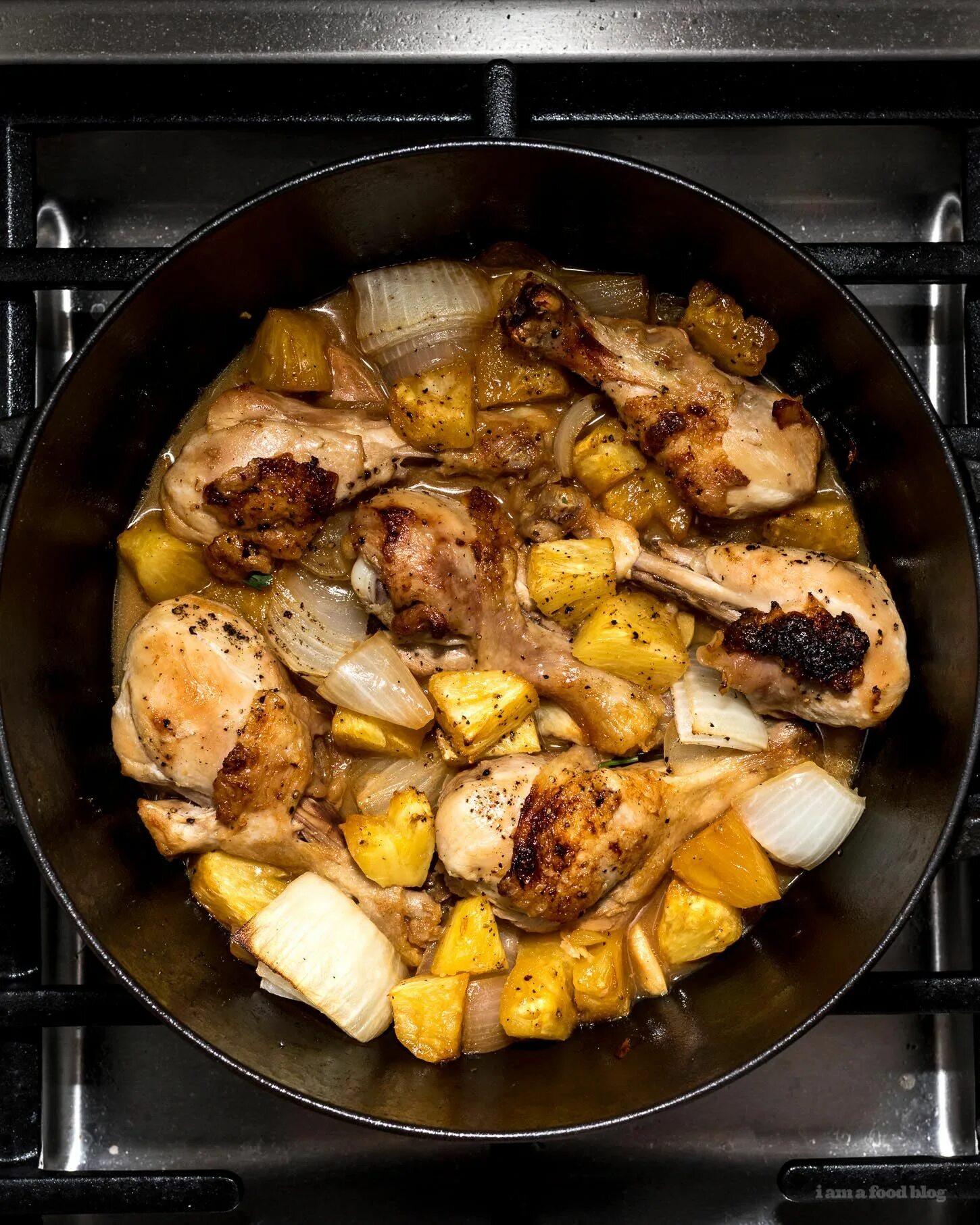 Какое блюдо приготовить в духовке. Блюда на ужин. Курица с ананасами. Блюда в духовке. Куриные бедра с ананасами в духовке.