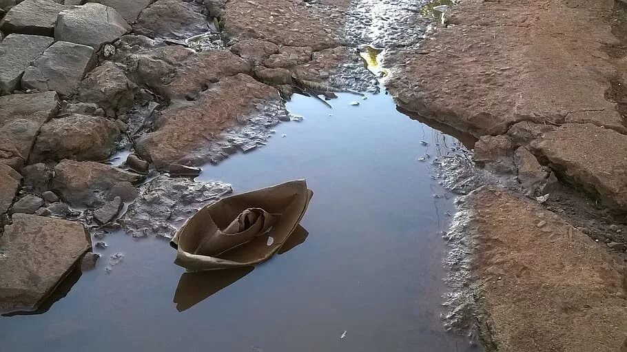 Лужица воды. Океан и лужа. Странная лужа. Камень в луже. Везде лужи воды