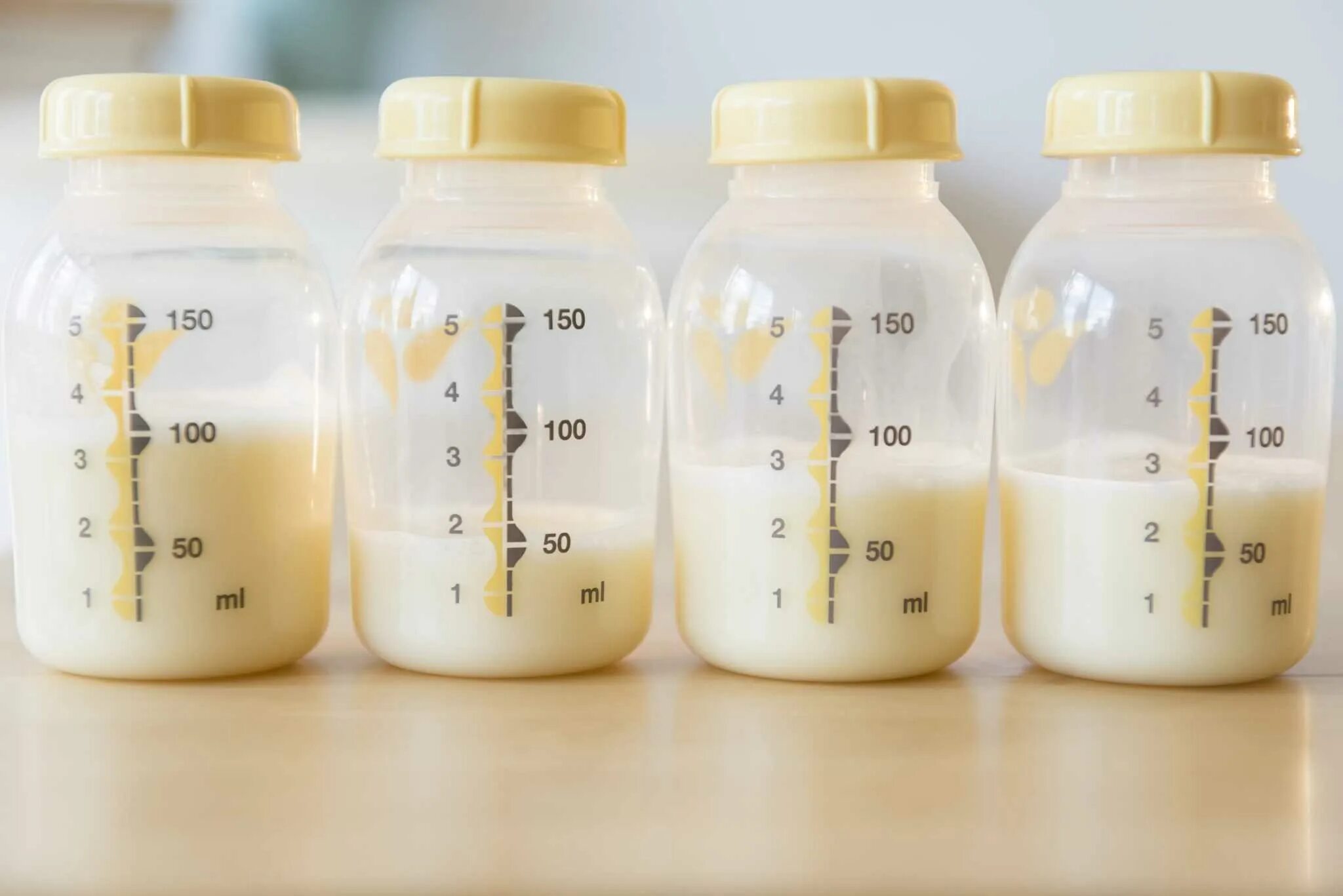 Смесь новорожденному сколько мл. Грудное молоко. Исследование грудного молока. Смесь для кормления новорожденных. Смеси для новорожденных грудное молоко.