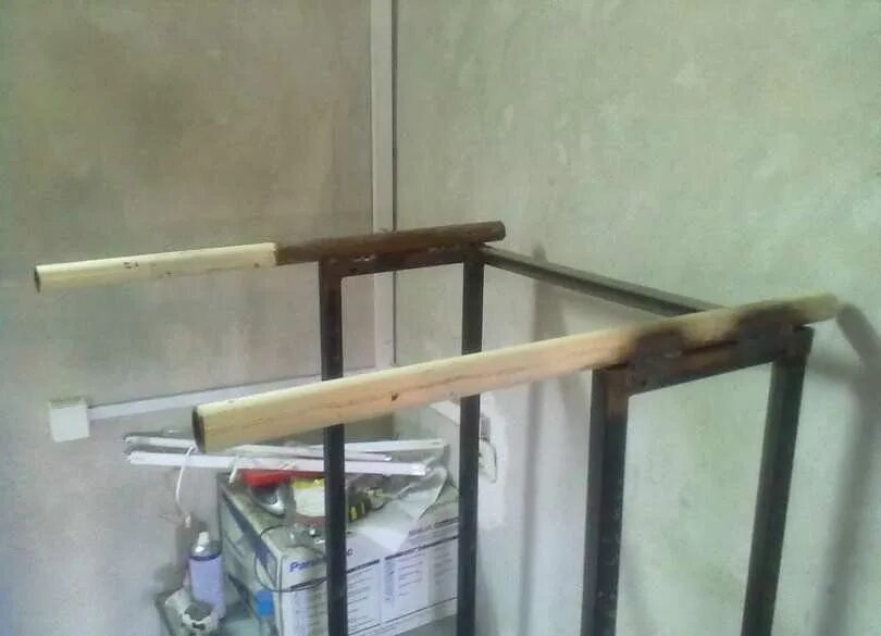 Помпон из ниток. Брусья из дерева. Как сделать подик. Потайной ящик в доме. Мини арбалет из карандашей.