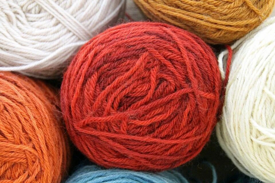 Мотки пряжи купить. Wool Yarn пряжа. Шерстяные нитки. Шерстяные нити для вязания. Пряжа из шерсти.