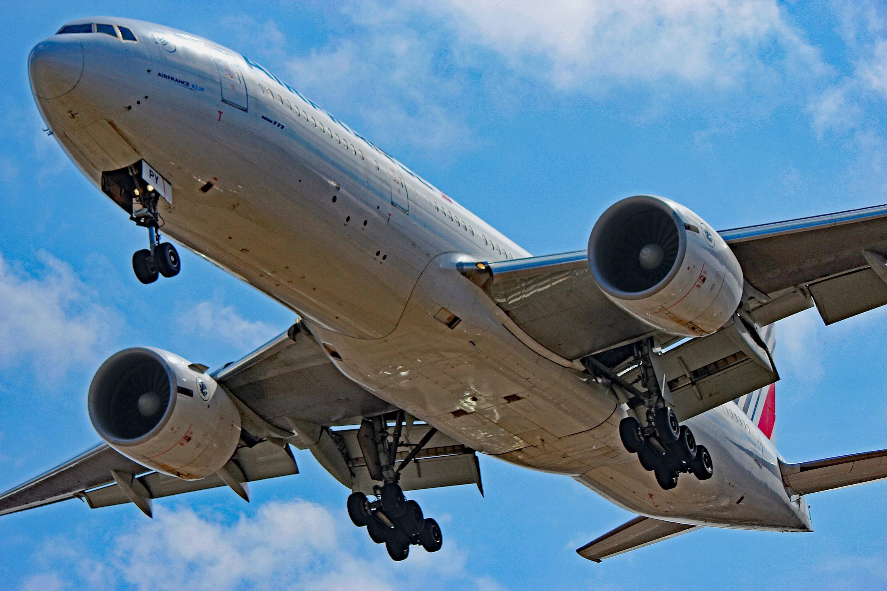 Самолет снизу. B777-200er. Boeing 777 снизу. Боинг 737 снизу. Боинг 777-300 крыло.