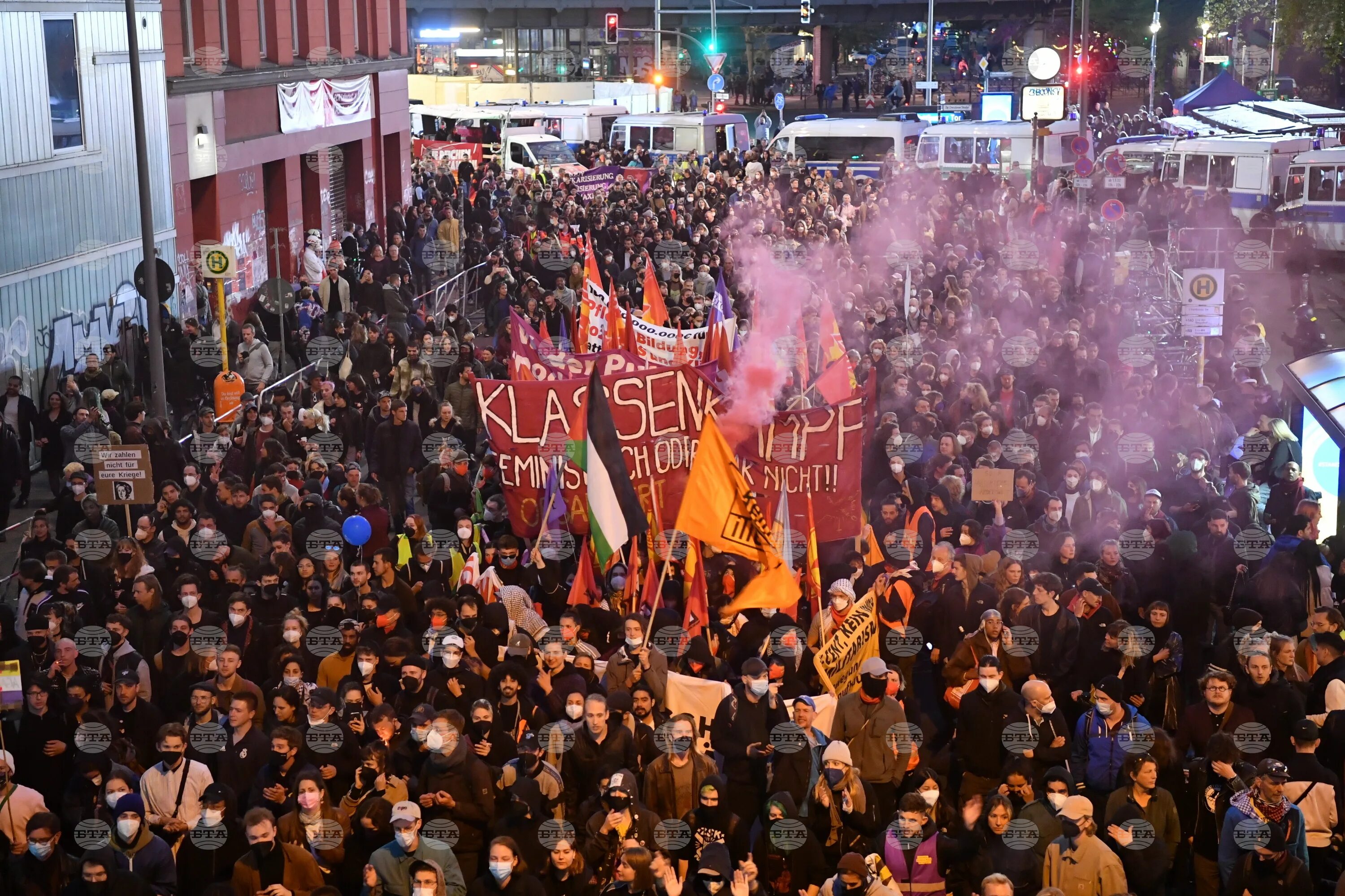 1 Мая в Германии. Демонстрация первого мая. Праздник 1 мая в Германии. Звезда антифа. Берлин 5 мая фото