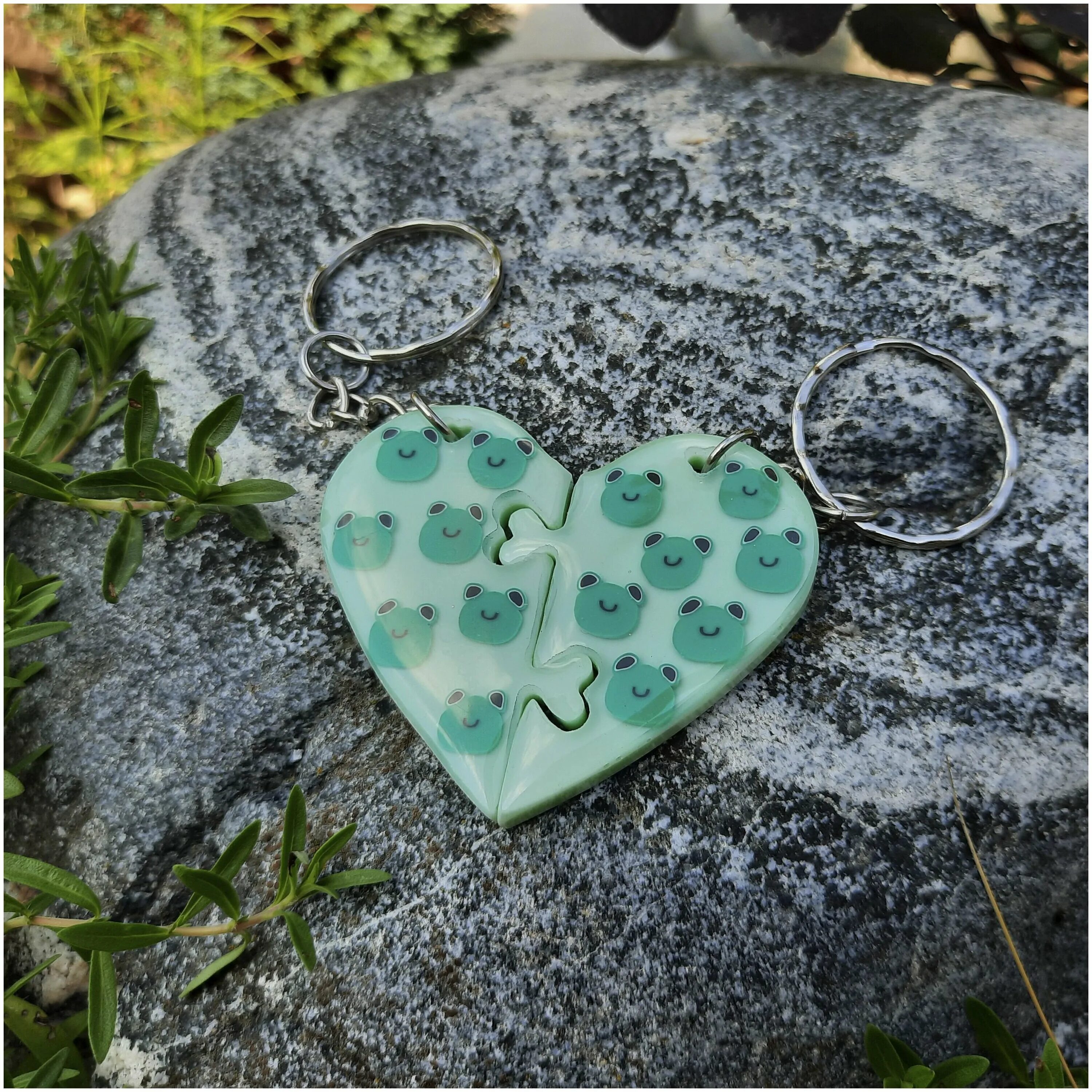 брелок из эпоксидной смолы идеи. брелок из эпоксидной смолы идеи. браслет из эпоксидной смолы. брелки сердце эпоксидная смола. необычные украшения из эпоксидной смолы.