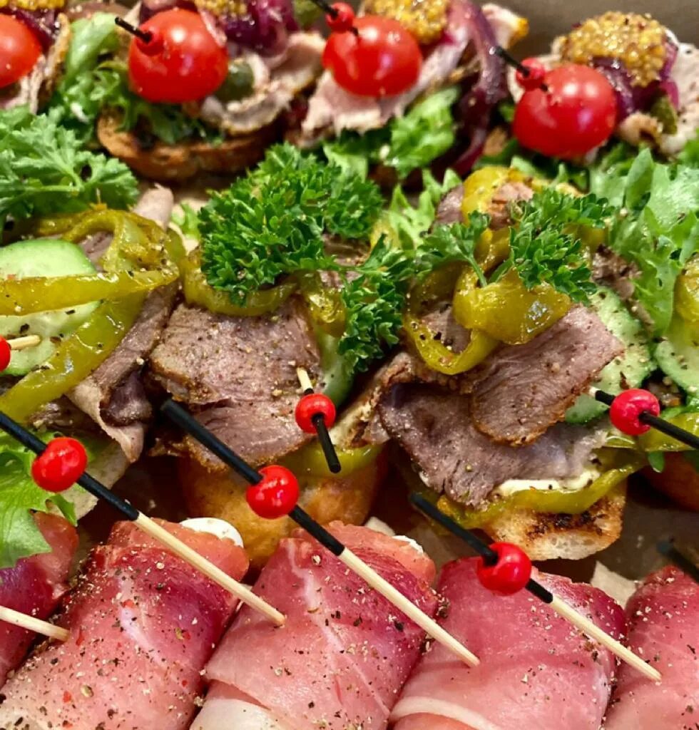 Мясной фуршет. Фуршетные закуски. фуршетные закуски из мяса. виды закусок для фуршета.