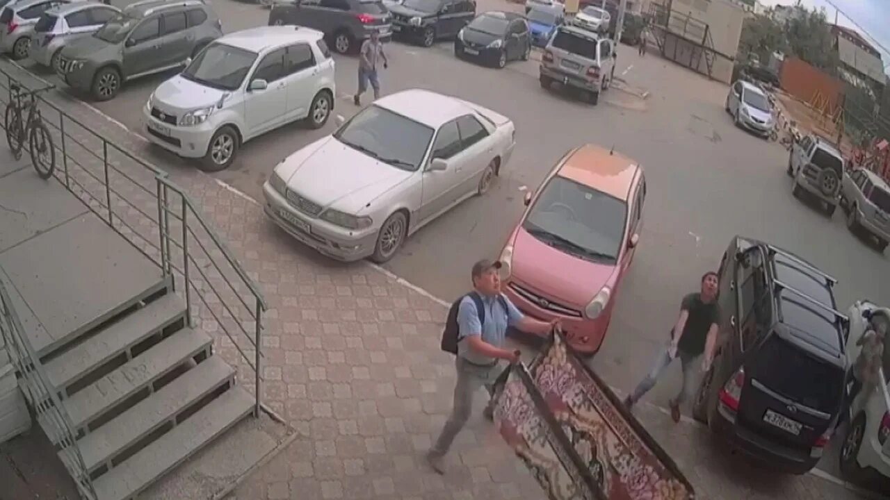 Травматизм детей открытые окна. Ребенок падает из окна. Мальчик из окна. Видео падения детей. Видео падения детей.
