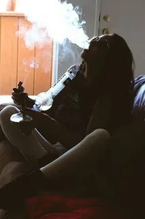 Девушки курят дома