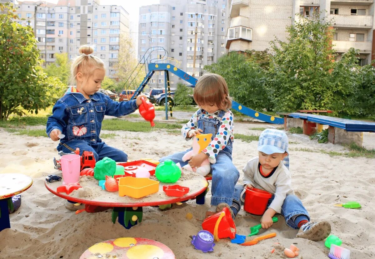 Дети на детской площадке. Дети во дворе. Дети играющие во дворе. Малыши в детском саду. На площадке для игры есть