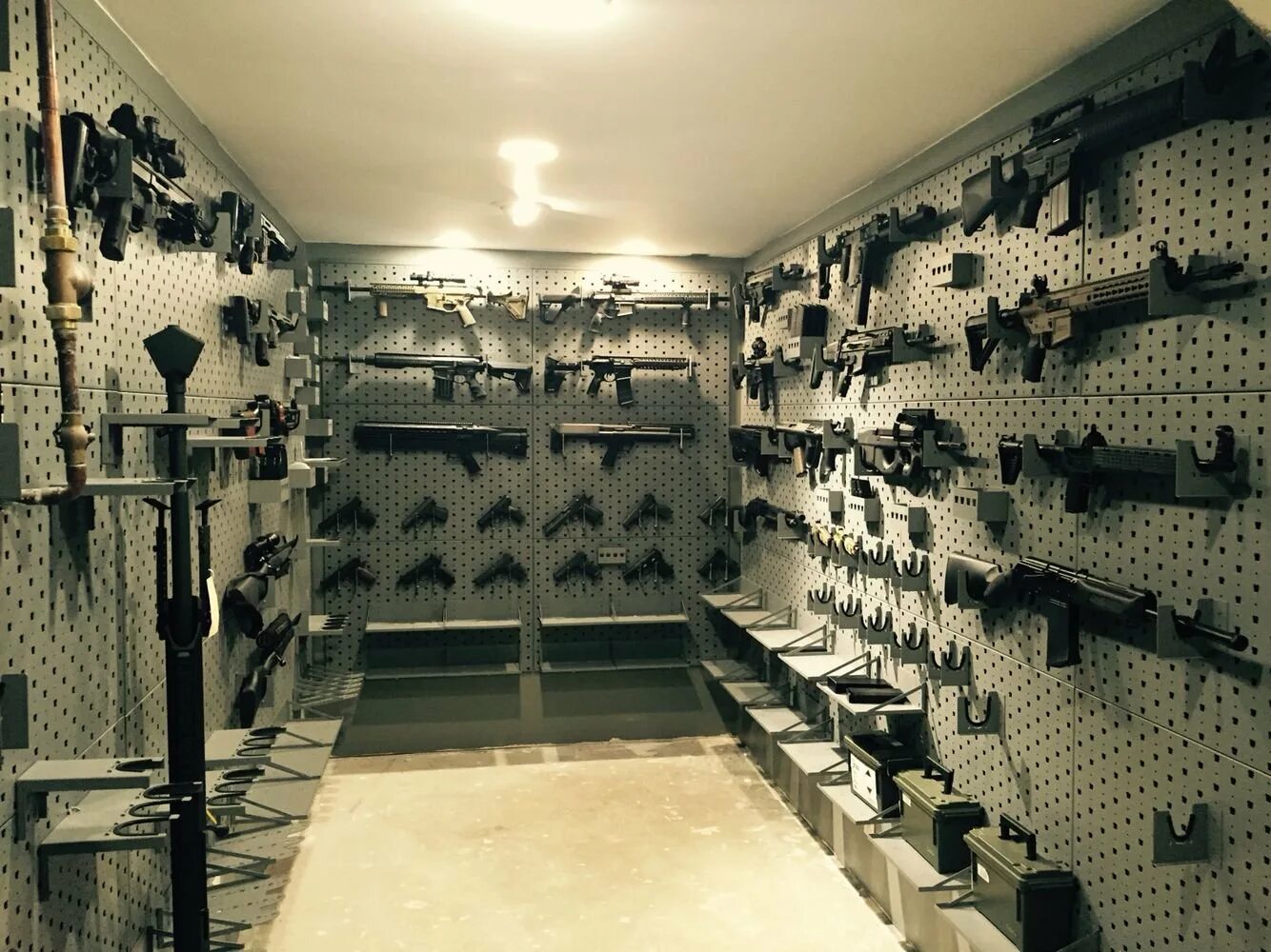 Weapon wall. Оружейный подвал на Никольской. Оружейная комната. Комната хранения оружия. Комната с оружием.