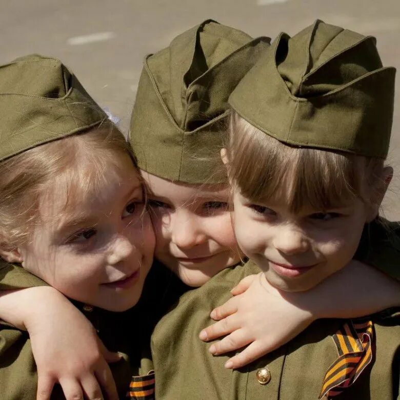 Военный друг. Дети в военной форме. Малыш в военной форме. Детская фотосессия в военной форме. Дети в военной форме на 9 мая.
