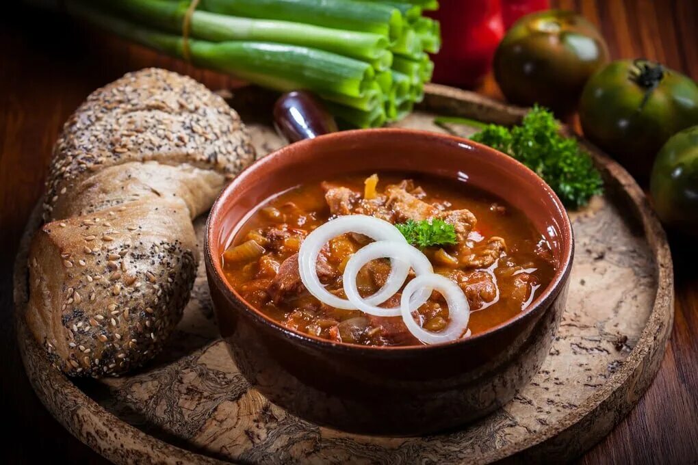 Венгерская национальная кухня. Венгерская кухня гуляш. Венгерский суп-гуляш из говядины. Традиционное венгерское блюдо. Традиционное венгерское блюдо.