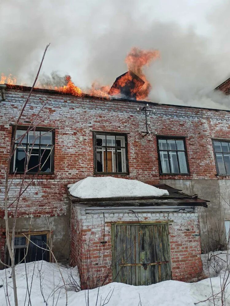 История сгорела. Горящее здание. Пожар в здании. Недавние пожары в Гавриловке. Сгорело помещение в городе зима.