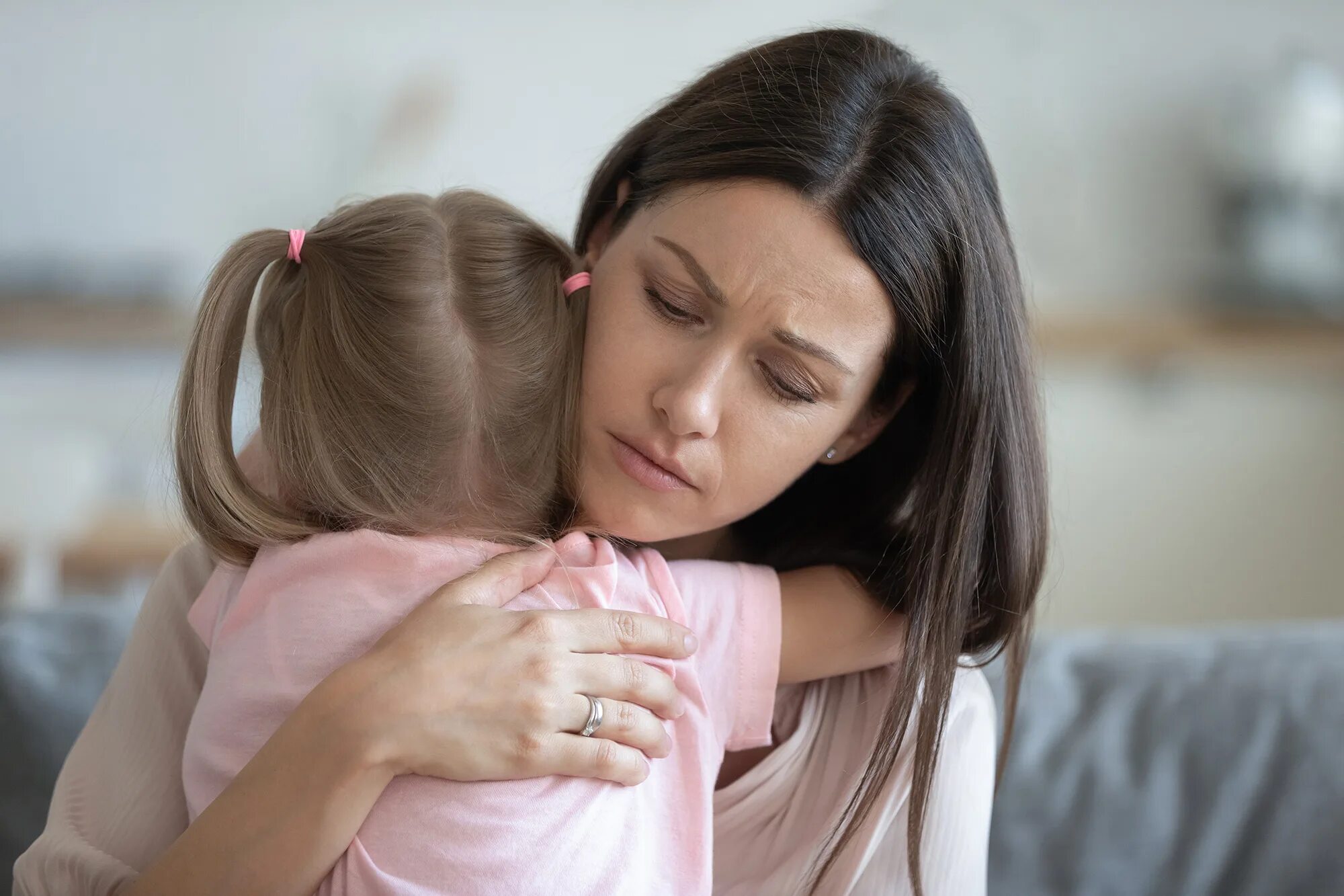 Mother has a daughter. Утешить ребенка. Мама с плачущим ребенком. Мама утешает. Мать с ребенком.