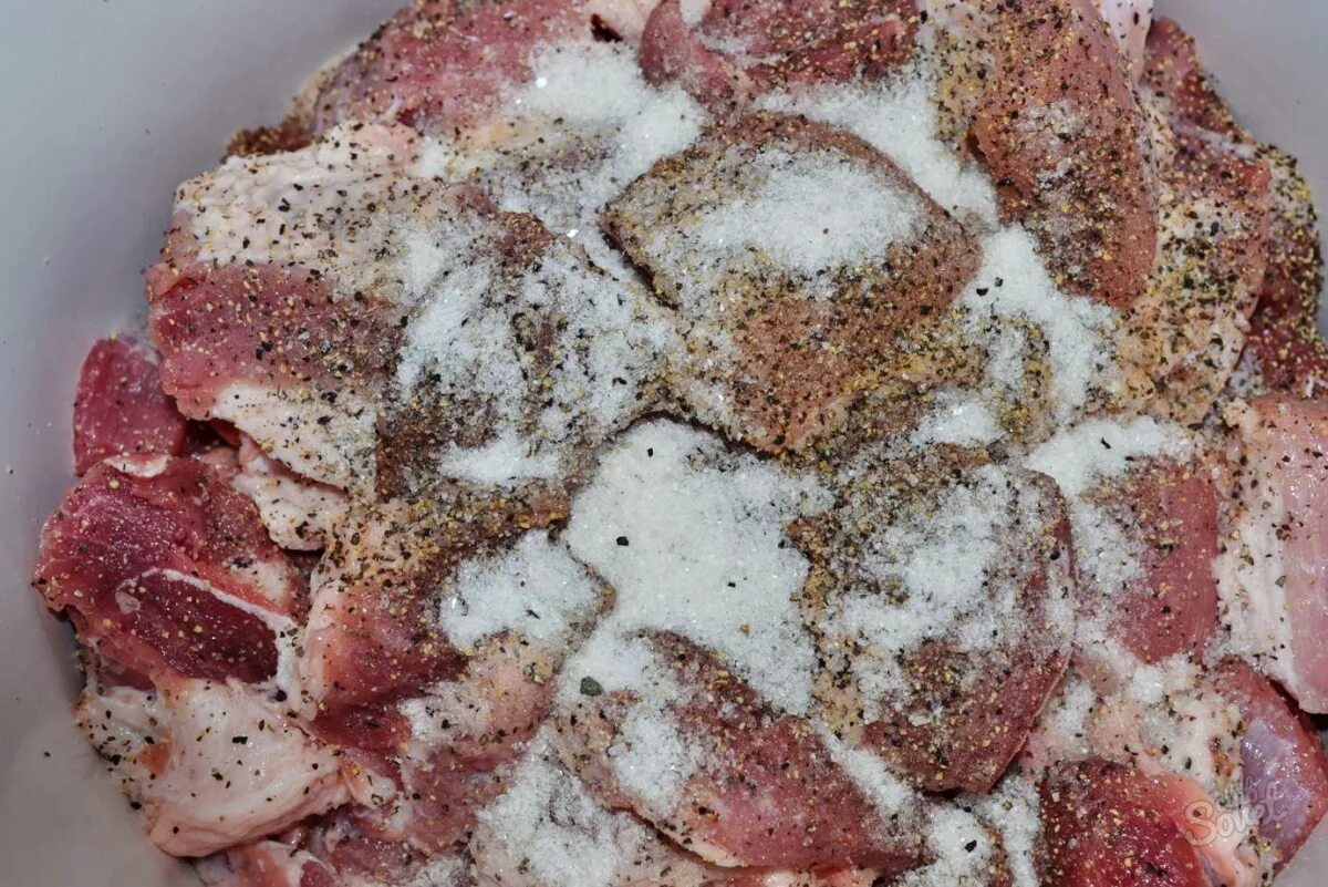 Тушенка из свинины соль. Соль на килограмм мяса для тушенки. тушенка соль на кг мяса. соль на 1 кг мяса тушенки. соли на 1 кг мяса.
