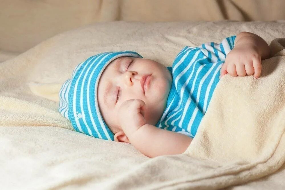 Держать во сне младенца на руках мальчика. Спящие малыши. Спящий младенец. Сон новорожденного.
