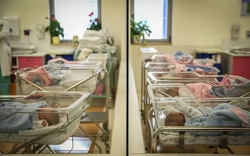 Отделение новорожденных роддоме. Новорожденные в родильном отделении. Отделение новорожденных роддоме. Родильный дом. Палата новорожденных в роддоме.