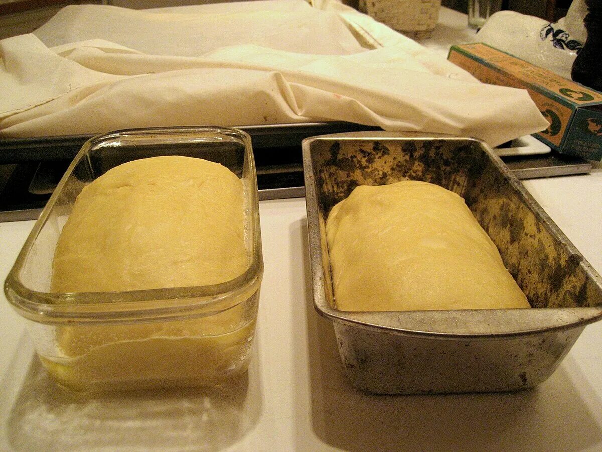 Тесто в форме для хлеба. Хлебные формы для выпечки хлеба. Форма для выпечки хлеба в духовке. Стеклянная форма для хлеба.
