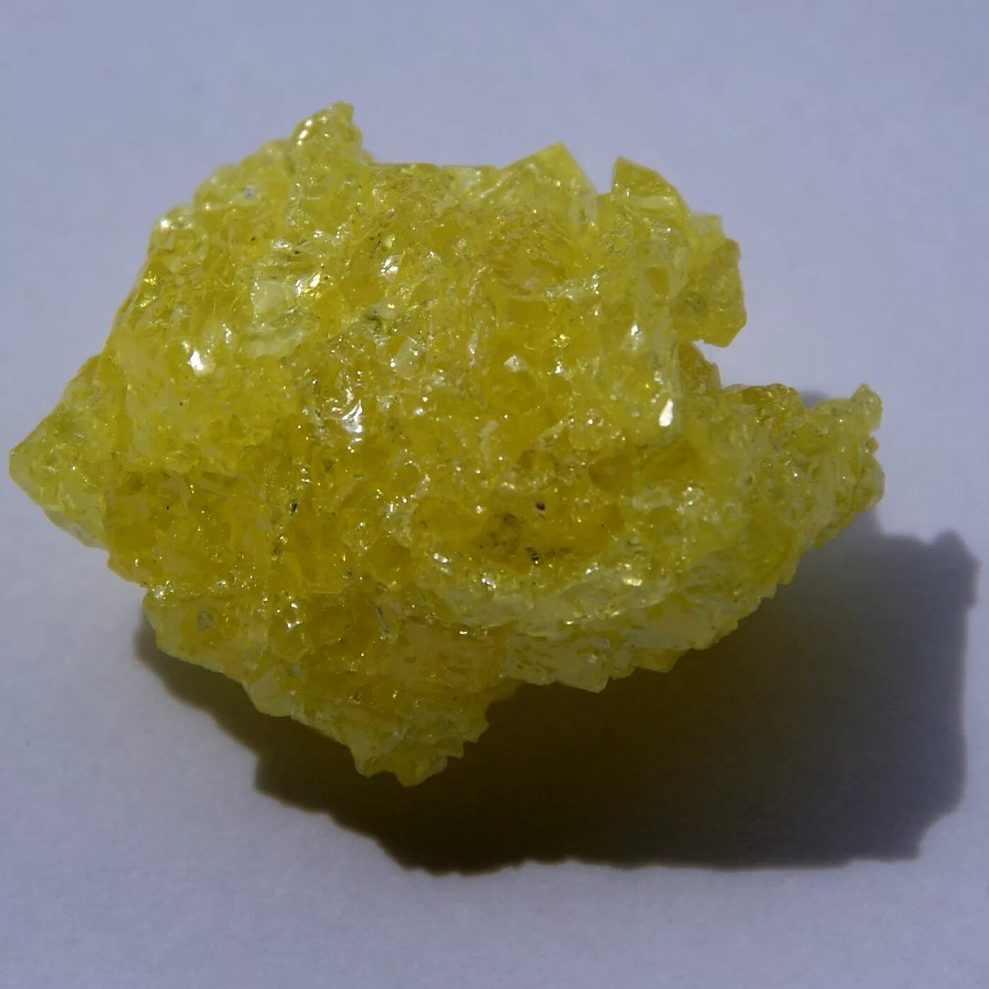 Сера картинки. Сера (sulfur). Кристаллическая сера. Сера черенковая (sulfur in Baculis). Желтая кристаллическая сера.