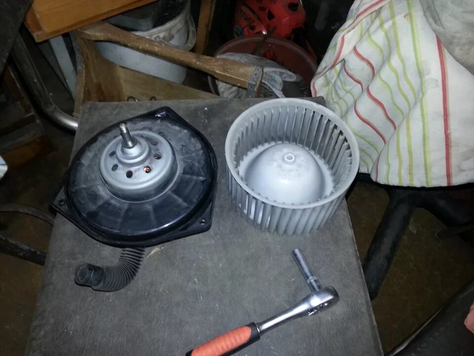 Снятие крыльчатки моторчика отопителя прадо 150. Разобрать моторчик печки тойота. Как снять крыльчатку с моторчика печки. Мотор печки ваз 04. Как снять крыльчатку с моторчика печки.