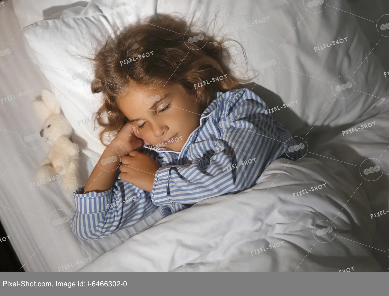 Дети девочки спят в пижаме.