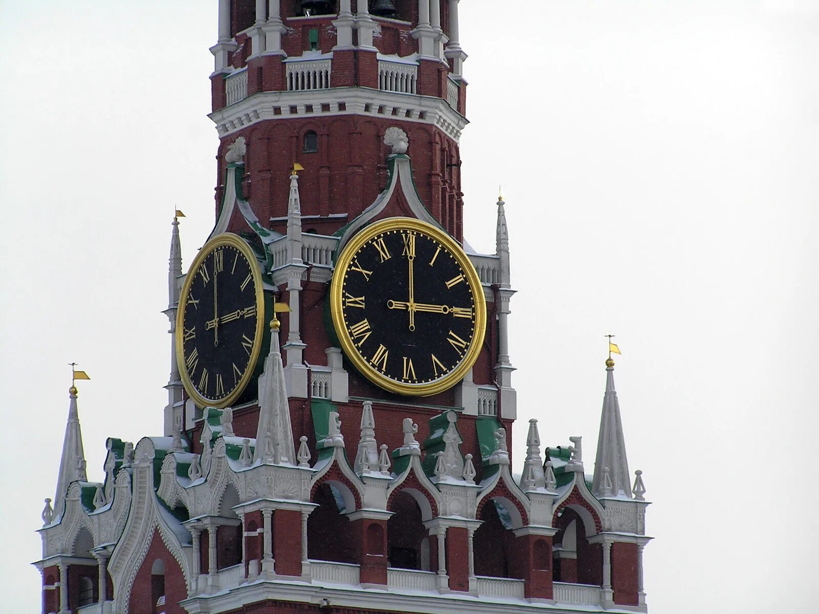 Какие кремлевские часы. Куранты Московского Кремля. Часы Спасской башни Московского Кремля. Кремлёвские куранты на Спасской башне Московского Кремля. Часы-куранты на Спасской башне Московского Кремля.