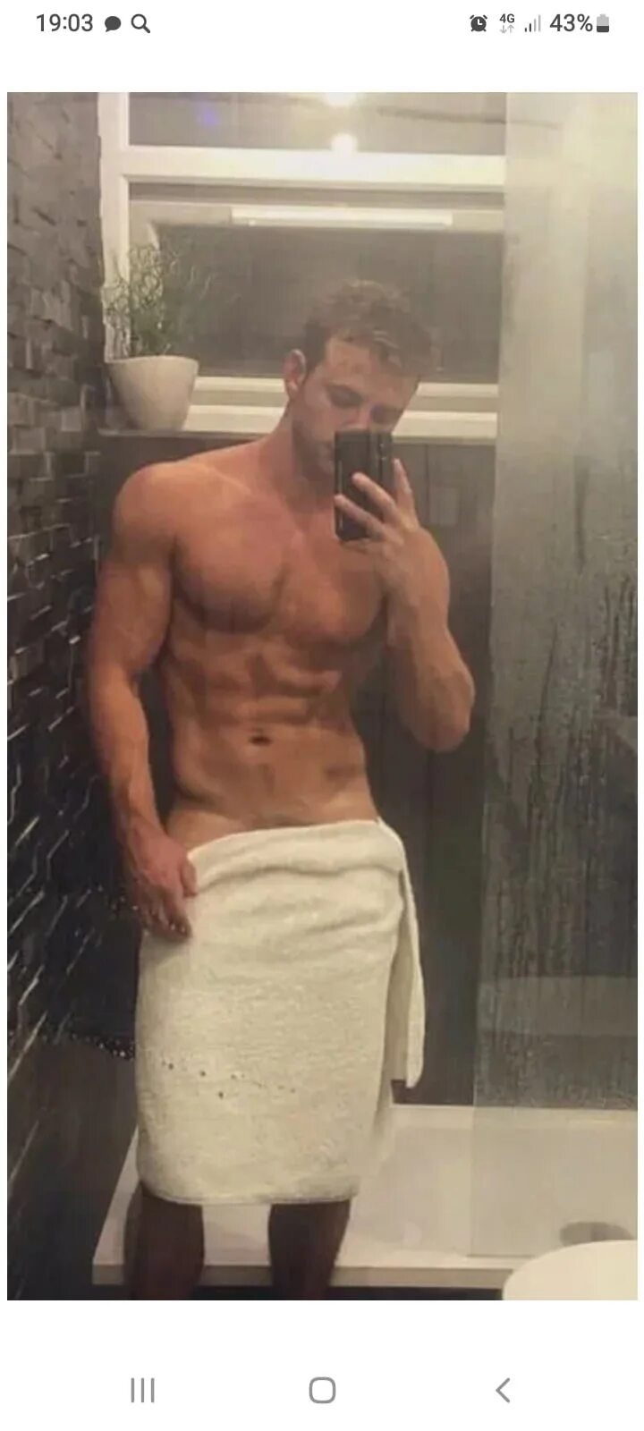 Мужик с полотенцем. Мужчина в душе. Парень в полотенце. Парень в полотенце в ванной. Селфи мужчин в ванной.