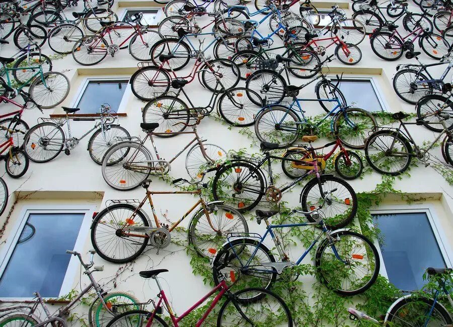 Магазин велосипедов на карте. Веломагазин (Берлин, Германия). Магазин велосипедов Кристиана Петерсона в Берлине. Много велосипедов. Арт объект велосипед.
