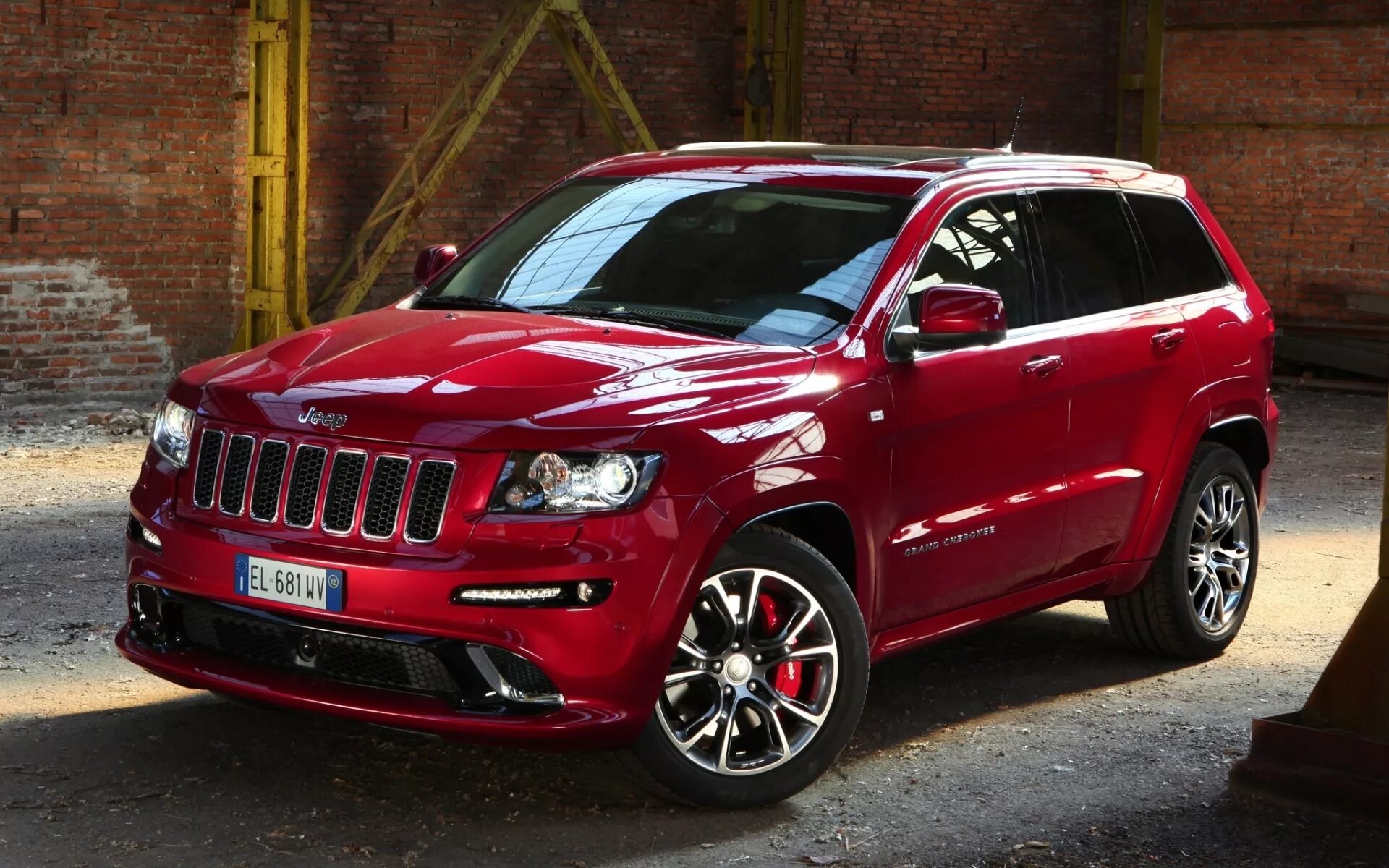 Машина джип фото. Jeep Grand Cherokee srt8 красный. Jeep Grand Cherokee srt8 2022. Красный Jeep Grand Cherokee wk2. Jeep Grand Cherokee srt8 wk2.