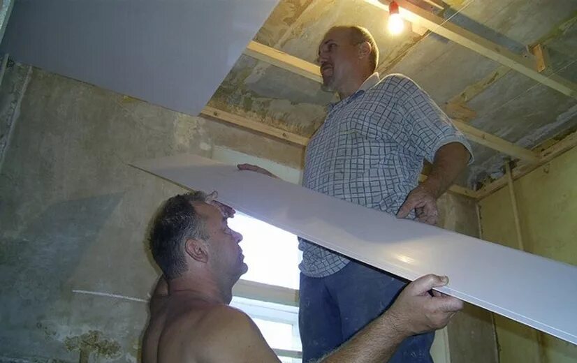 Как сделать ванну панелями своими руками. Монтаж потолка из пластиковых панелей. Монтаж ПВХ панелей на потолок. Монтаж пластикового потолка в ванной. Монтаж пластиковых панелей на потолок.
