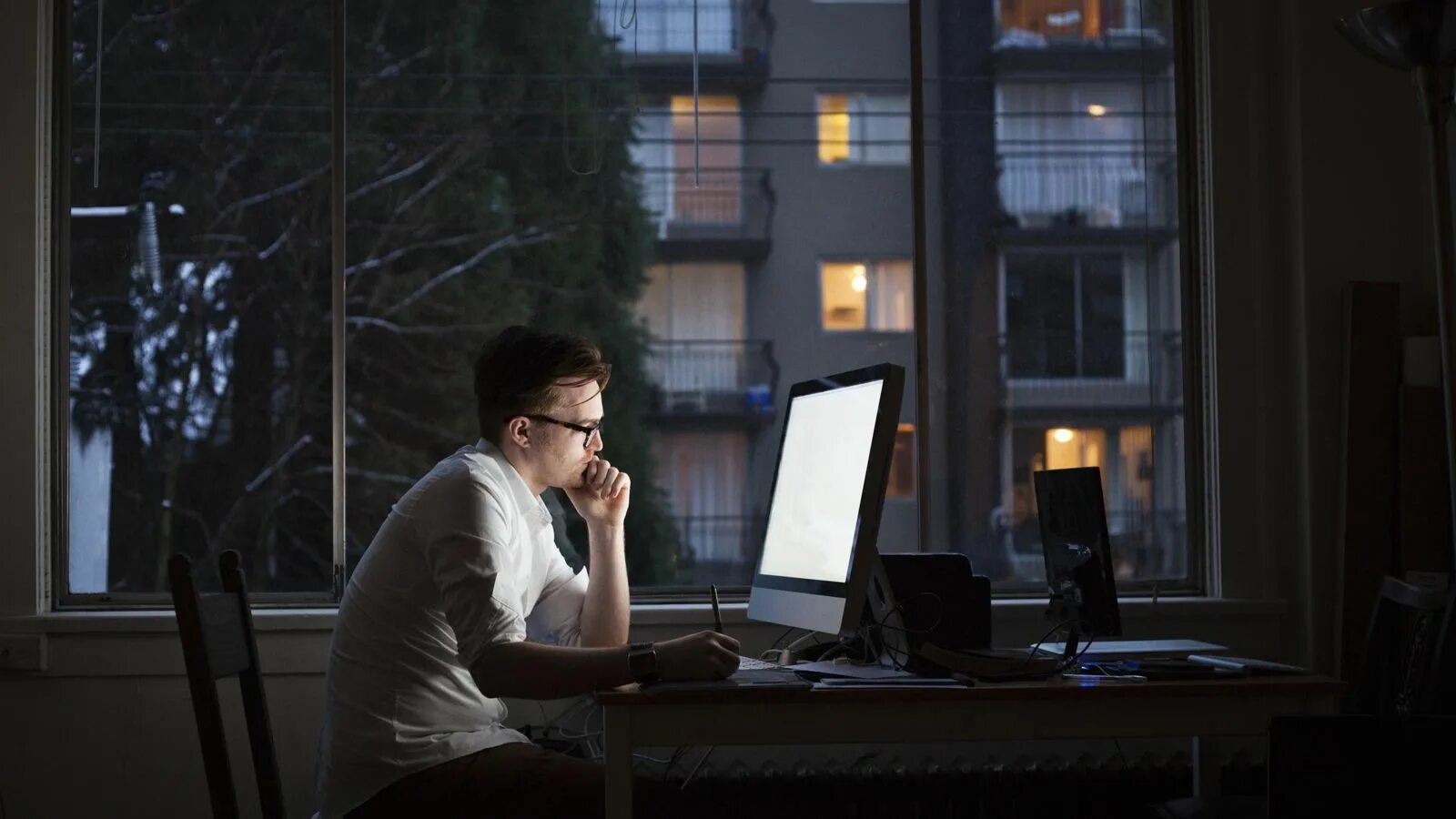 He works at night. Дизайнер сидит за компьютером. Девушка в офисе за ноутом. Человек за ноутбуком. Фриланс.