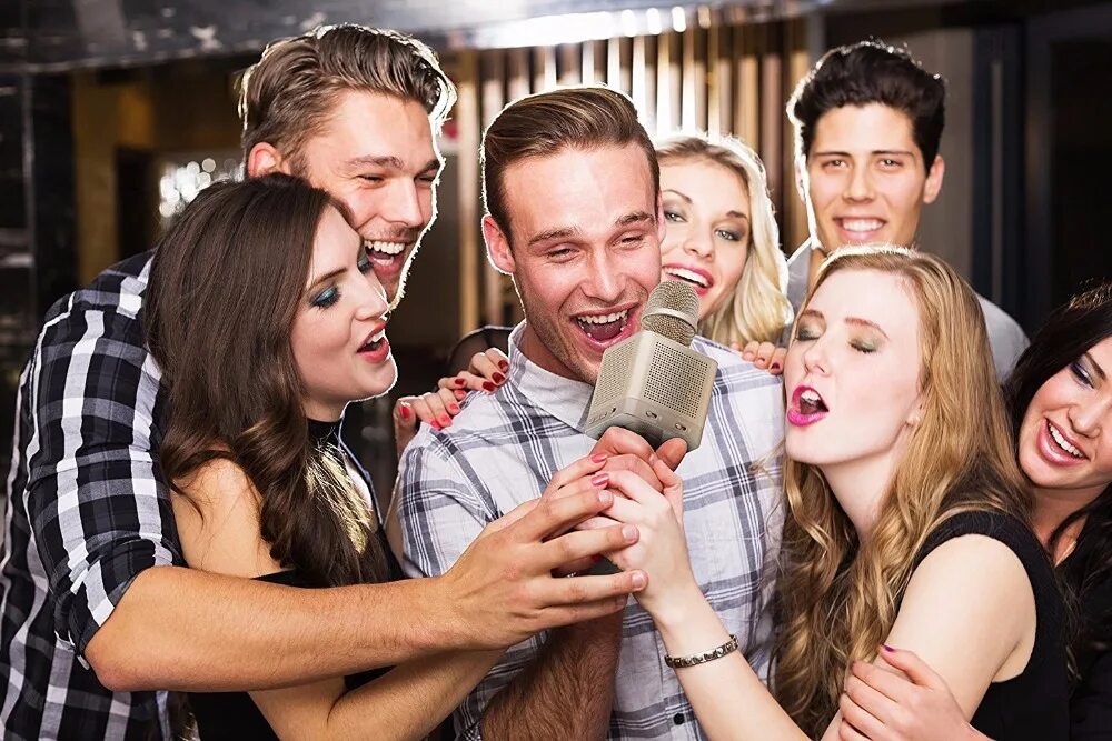 караоке. взрослые люди поют. тусовки с друзьями. где друзей петь. человек поет.