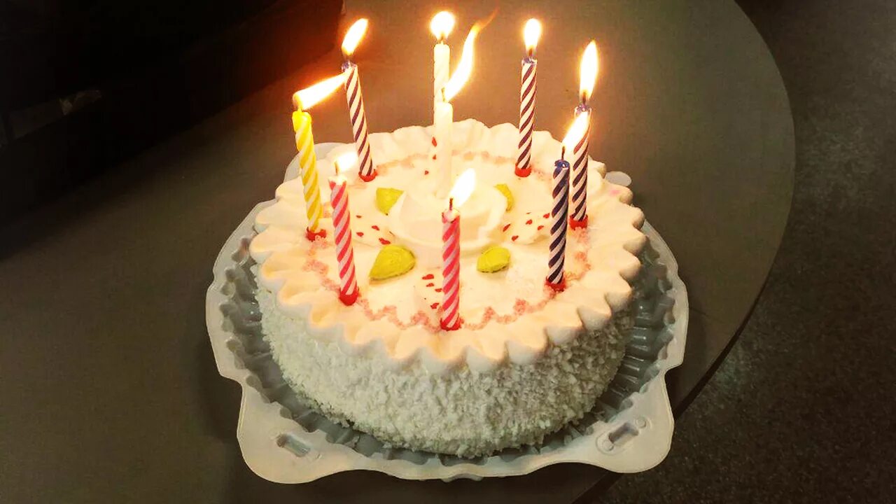 сколько свечек на торт. торт с горящими свечами. свечи для торта с подсветкой. свеча с днем рождения. торт домашний со свечкой.