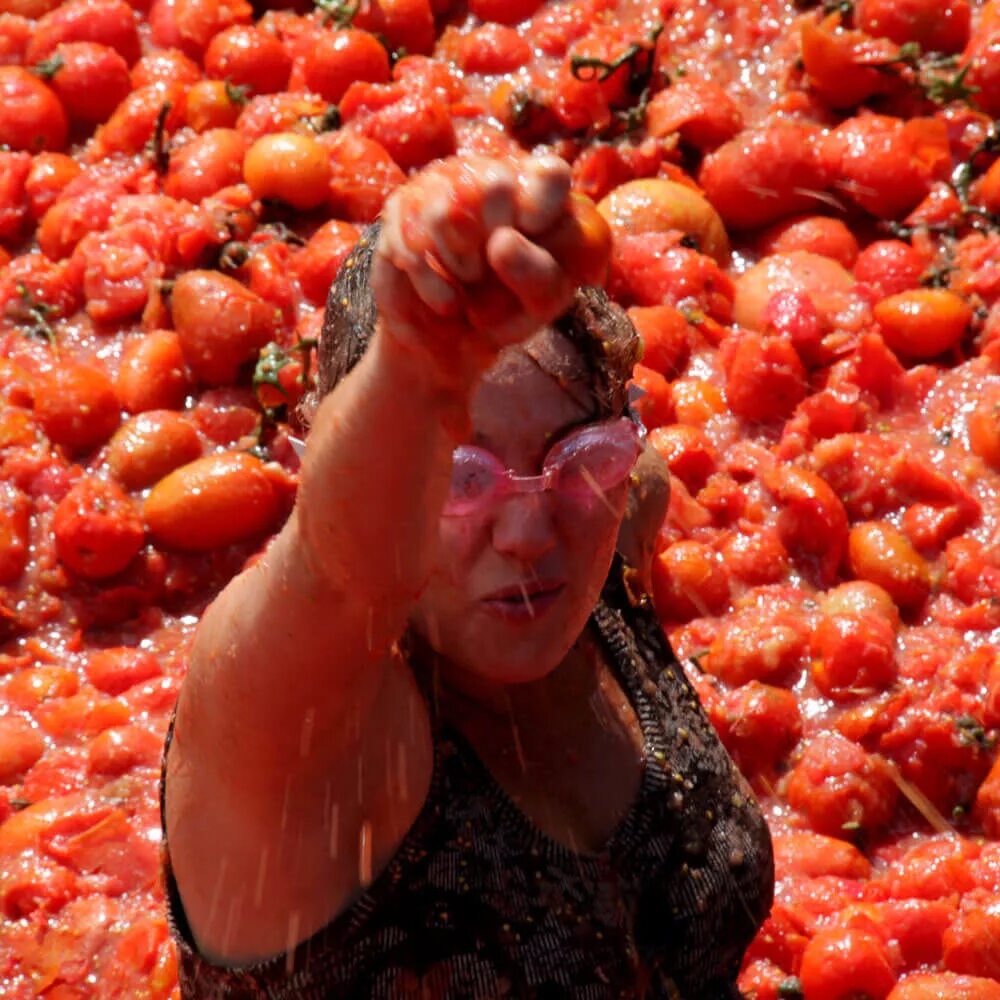 Кидает помидор. Tomatina праздник праздник в Испании.