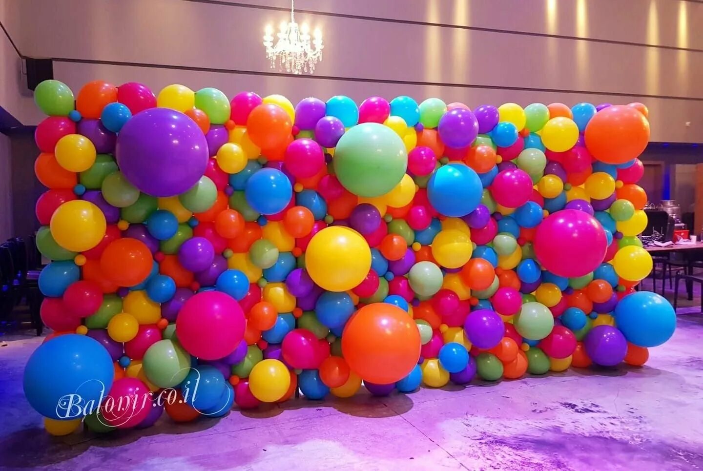 69 шаров. Разноцветные шарики. Фотозоны из воздушных шаров. Разноцветная гирлянда из шаров. Украсить стену шарами.