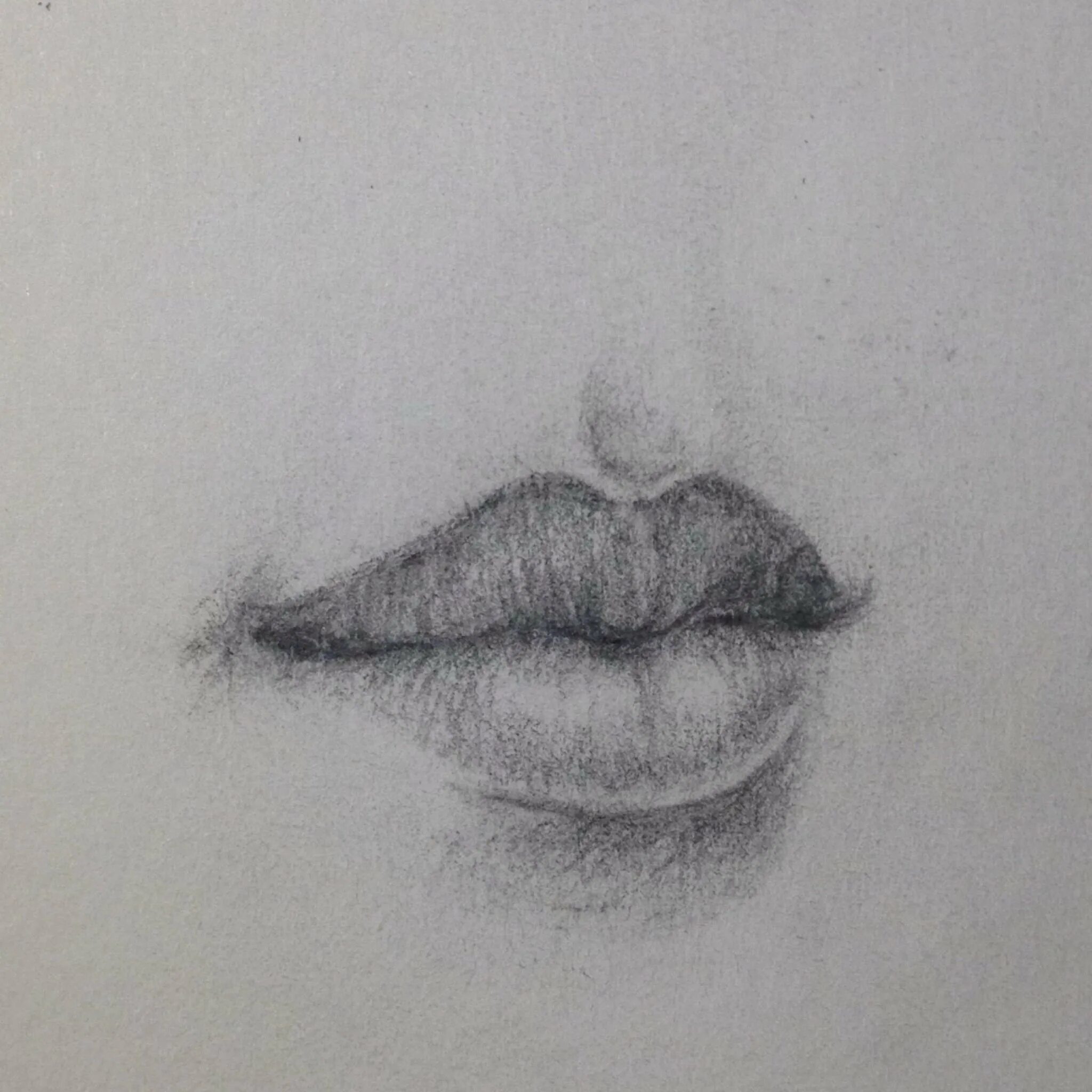 Карандаш для губ. Губы простым карандашом. Рисунки простым карандашом губы. Рисунки карандашом лёгкие губы. Губы карандашом легко