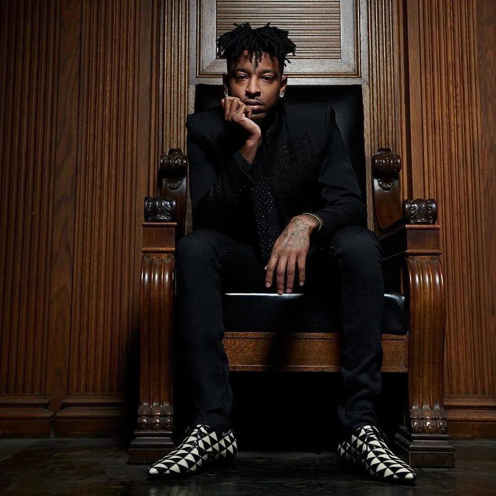 21 savage red. 21 savage. 21 savage рэпер. 21 savage в пиджаке. 21 savage в черном костюме.
