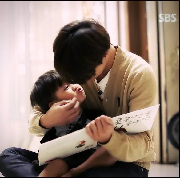 Отцы и дети. Родители и дети. Счастливая семья. Фотосессия папы с дочкой и сыном. Папа и девочка сын.