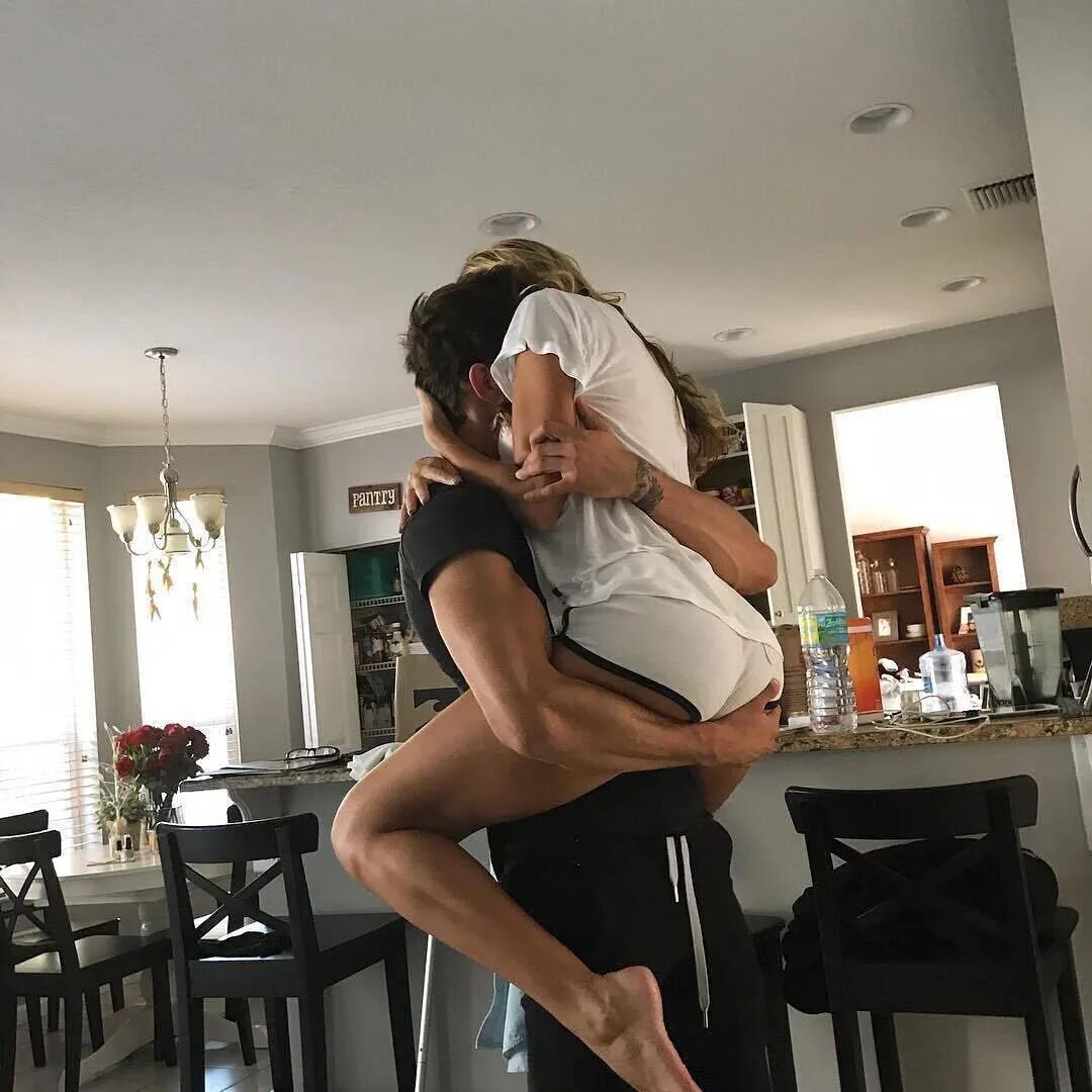 Парень залез под стол