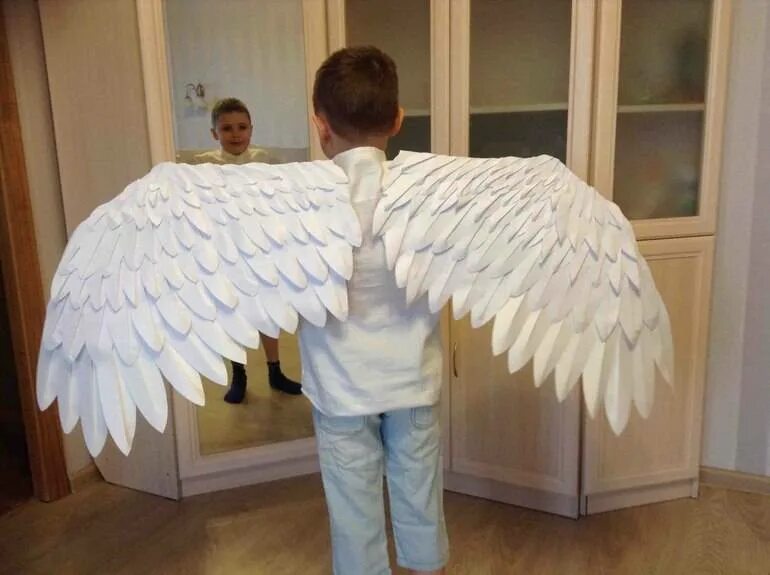 Крылья своими руками видео. Бумажные Крылья. Крылья из бумаги. Крылья из подручных материалов. Крылья ангела из бумаги.