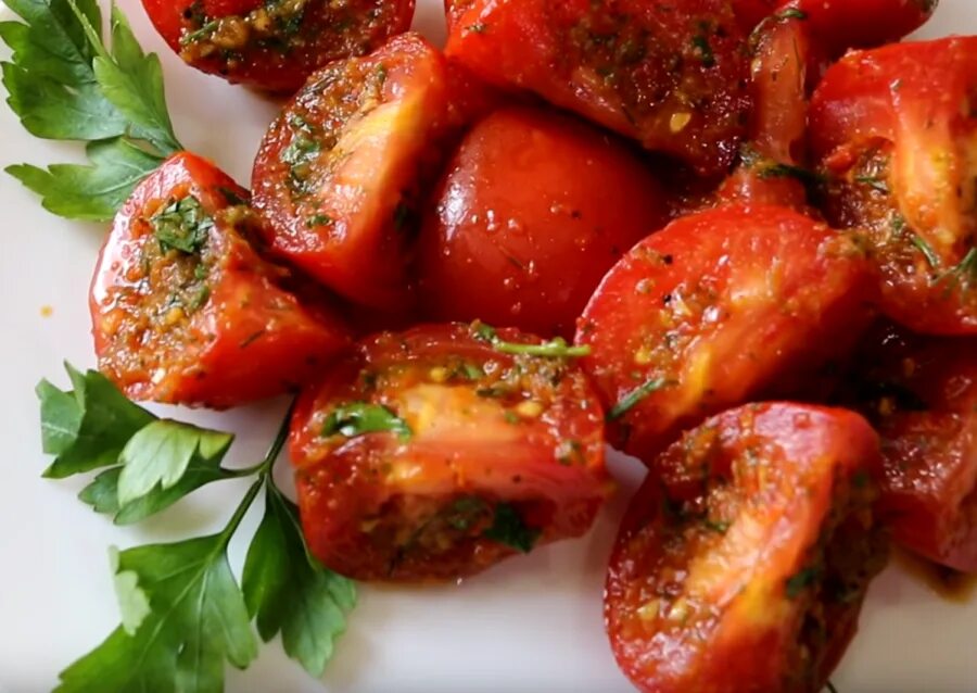 Помидоры по корейски быстрого самый вкусный. Томаты по-корейски. корейские помидоры. корейские малосольные помидоры. помидоры по корейски с перцем чили.
