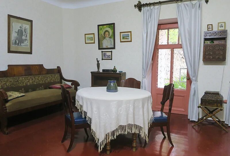 гимназия чехова ялта 20 лет назад. ялтинская дача. домик чехова ялта крыльцо. ялтинская дача чехова стояла огэ. белая дача чехова в ялте.