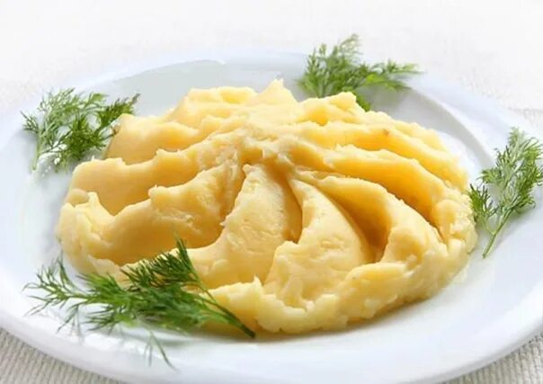 Картофельное пюре в тарелке. Картофельное пюре. картошка пюре на тарелке. картофельное пюре с овощами. 200 грамм картофельного пюре.