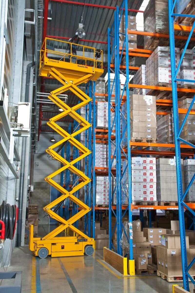 Ножничный подъемник 18 метров. Мачтовый подъемник haulotte. Высотный подъемник. Compact 2632 e haulotte. Дизельный ножничный подъемник haulotte h12.