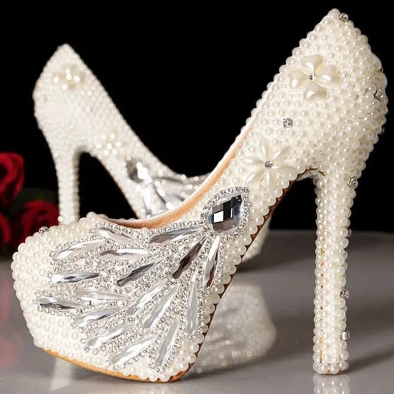 свадебные туфли. дорогие туфли. туфли золушки джимми чу. самые дорогие туфли. хрустальные туфли.