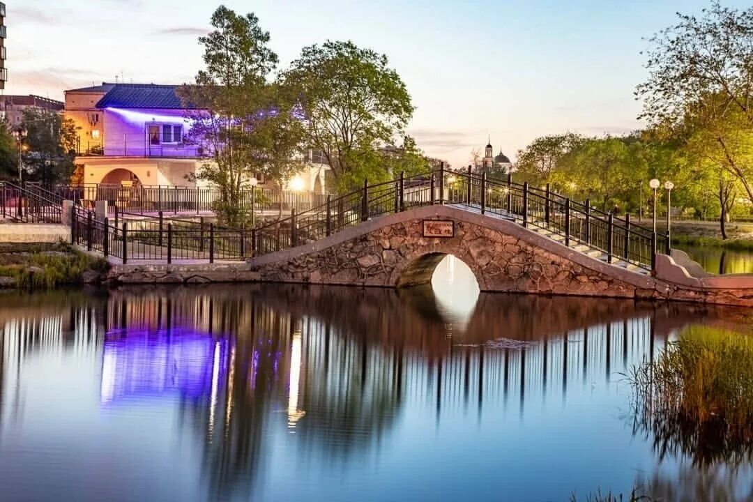 Центр города благовещенск амурская область. Достопримечательности города благовещенска амурской области. Набережная реки амур благовещенск. Набережная благовещенска амурской области. Благовещенск 19 век триумфальная арка.